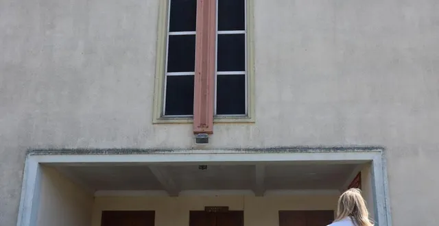photo  flore, alençonnaise de 30 ans, devant l’église du christ roi, dans le quartier de courteille, où elle a été baptisée et fait sa première communion et sa profession de foi.  &copy;  photo transmise par flore 