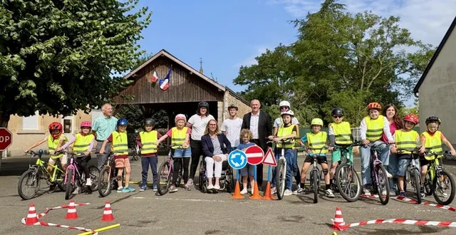 photo  jeunes cyclistes ou piétons ont validé de nouvelles compétences.  &copy;  le maine libre 