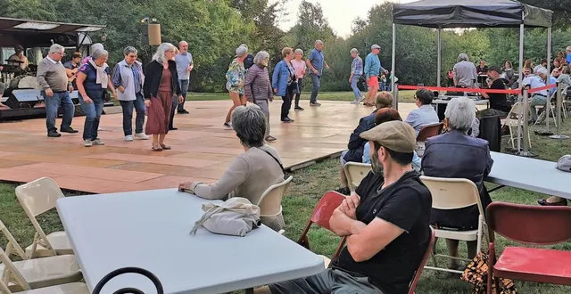 photo  la soirée guinguette proposée par le mans métropole a trouvé son public au port d’arnage samedi.  &copy;  le maine libre. 
