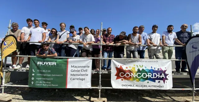 photo  les treize jeunes bénévoles, en compagnie de leurs encadrants, des professionnels de chez royer bâtiment et des élus à droite.  &copy;  ouest-france 
