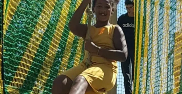 photo  émeraude, 10 ans s’éclate sur la tyrolienne du crosspark, le nouveau terrain de jeux qui fait le bonheur des enfants !  &copy;  le maine libre 