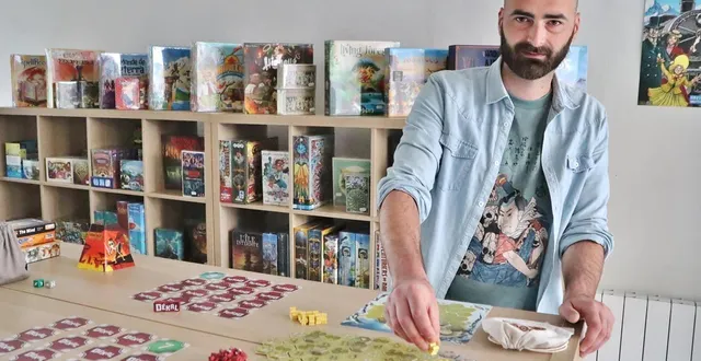 photo  maxime gicquel, ici dans sa boutique rue michel-vielle, en juin 2024, à sablé-sur-sarthe.  &copy;  archives ouest-france 
