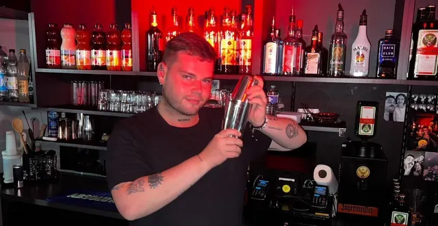 photo  derrière le bar du r-volt ou sur scène en wendy, sa drag, alexandre pilet explore les multiples visages de la nuit au mans  &copy;  ouest-france 