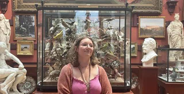 photo  saisonnière au musée joseph-denais, auphélie guide petits et grands à travers les collections, entre découvertes du patrimoine et ateliers ludiques.  &copy;  co - kais dilmi 