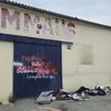 photo  des sacs de vêtements, nourritures, meubles sont encore déposés devant l’ancien magasin emmaüs. 