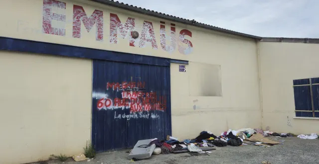photo  des sacs de vêtements, nourritures, meubles sont encore déposés devant l’ancien magasin emmaüs.  &copy;  le maine libre 
