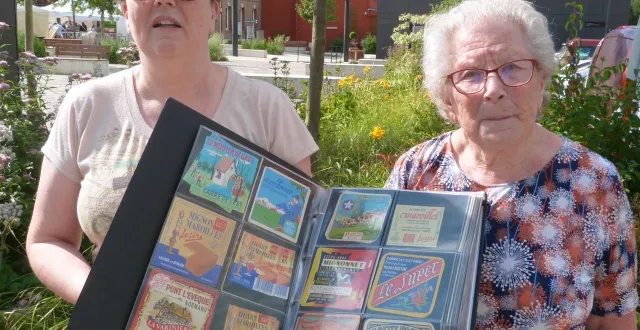 photo  maud et gisèle fournier présentent l’un de leurs nombreux classeurs d’étiquettes de fromages.  &copy;  ouest-france 