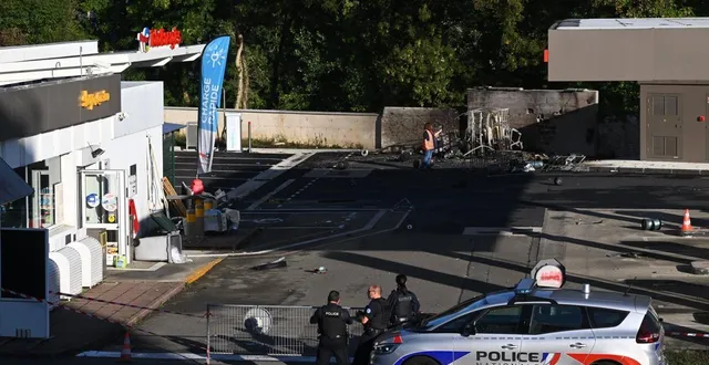 photo  la station-service totalenergies du boulevard demorieux est fermée ce jeudi matin, après l’explosion de 60 bouteilles de gaz.  &copy;  le maine libre - denis lambert 