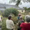 photo  autour d’isabelle leroy (ici à droite, en gris), les visiteurs écoutent, observent, sentent, goûtent : une immersion totale dans les secrets botaniques de mon savoureux jardin. 