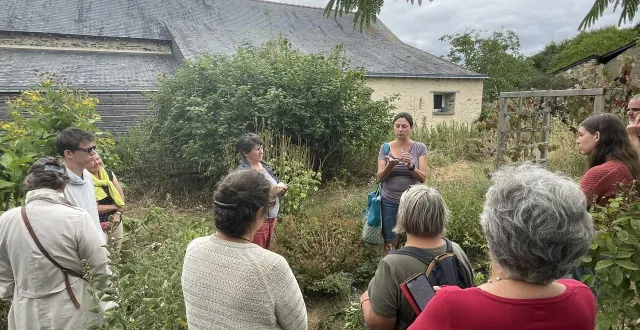photo  autour d’isabelle leroy (ici à droite, en gris), les visiteurs écoutent, observent, sentent, goûtent : une immersion totale dans les secrets botaniques de mon savoureux jardin.  &copy;  co - kais dilmi 