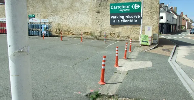 photo  les plots interdisent l’entrée du magasin carrefour market par la rue de belfort.  &copy;  ouest-france 