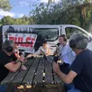 photo les animateurs de « radio pulse » se sont installés sur une table de pique-nique à saint-ceneri-du-gérei, dans l’orne.