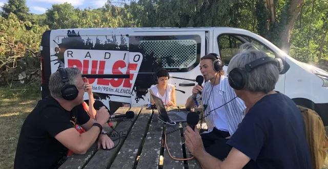 photo  les animateurs de « radio pulse » se sont installés sur une table de pique-nique à saint-ceneri-du-gérei, dans l’orne.  &copy;  ouest france 