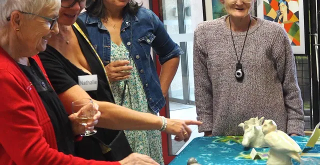 photo  armelle nogues, résidante du village du parc, exposait vendredi 1er août ses sculptures en pierre stéatite et argile blanche.  &copy;  co 