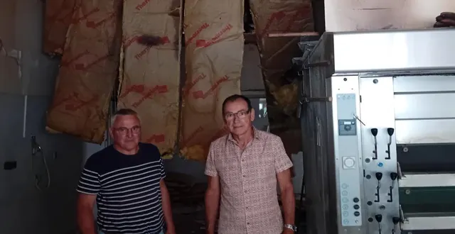 photo  bernard tronchet et jean-claude moser dans le fournil.  &copy;  le maine libre 