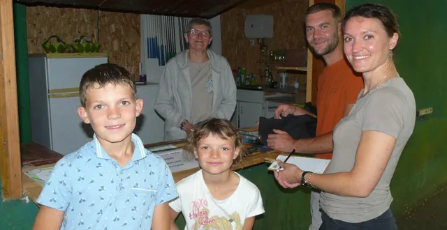 photo  éliott et marylou sont venus avec leurs parents dylan et marion. la discrète isabelle, (au fond), gère pour la deuxième année le site du minigolf.  &copy;  le maine libre 