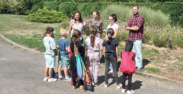 photo  antoine boudin, coordinateur du pôle enfance jeunesse à l’orée de berce-belinois (à droite), a dirigé une centaine d’animateurs et veillé au bon déroulement des vacances de 500 enfants.  &copy;  ouest-france 