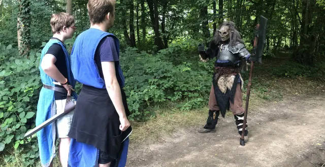 photo  une quête du parc d’immersion rustik n’est pas qu’un simple jeu de piste dans un bois : il faut surtout interagir avec les habitants du royaume pour obtenir des informations. c’est ce qui fait tout le sel de cette expérience.  &copy;  ouest-france 