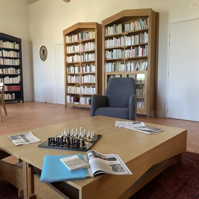 photo à l’étage de la bâtisse jouxtant la demeure familiale, l’association de la maison julien-gracq, créée en 2009, a construit une bibliothèque garnie de 5 000 ouvrages.  ©  ouest-france