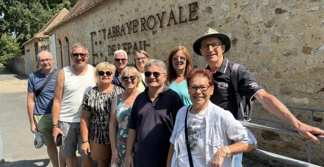 photo  une dizaine d’anciens élèves réunis autour de leur professeur andré leroux pour une étape de repos. trois d’entre eux n’ont pas pu être retrouvés : ils sont décédés ces dernières années.  &copy;  ouest-france 