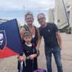 photo virginia et john font un tour obligatoire par la boutique du stade malherbe pour acheter à maelyan un nouveau drapeau pour la saison.