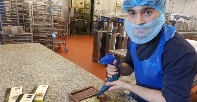 photo  le pochage de la tablette rempli de la précieuse texture dubaï, par le chocolatier axel garreau.  &copy;  co 