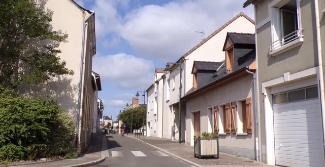 photo  la grande-rue accueille toujours des commerçants mais en lien avec la vie d’aujourd’hui.  &copy;  le maine libre 