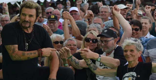 photo  concert de johnny vegas, sosie de johnny hallyday, au festival de la rillette à chantenay-villedieu.  &copy;  maine libre 