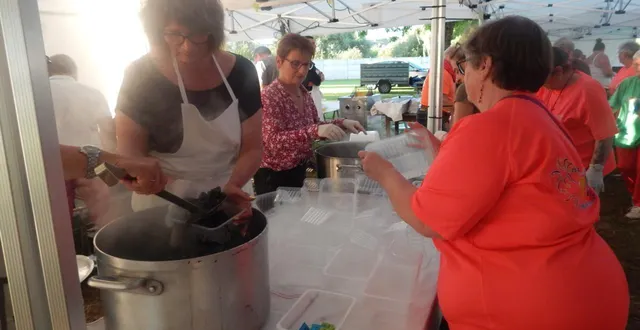 photo  450 et 460 barquettes de moules et de frites ont été servies.  &copy;  le maine libre 