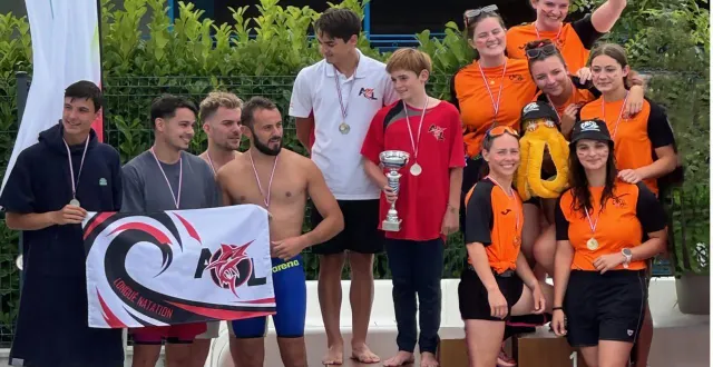 photo  à gauche, les garçons de l’acl natation, vice-champions régionaux et à droite devant : armandine mortier et agathe brossier championnes régionales 2025.  &copy;  acl natation 