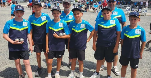 photo  de gauche à droite devant : nolan, sohann, maxime, evan, lucio et nathis. derrière : les coachs, tony et bruno.  &copy;  pétanque longué 