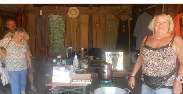 photo  maryse lebarbé ( à droite) a participé au vide-greniers.  &copy;  ouest-france 