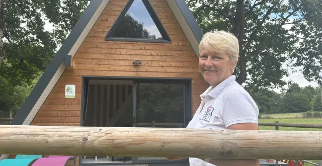 photo  en avril 2025, magali durin a ouvert nature lodge, son logement insolite au milieu de l’écurie des rosiers à bazouges-cré-sur-loir (sarthe).  &copy;  ouest-france 