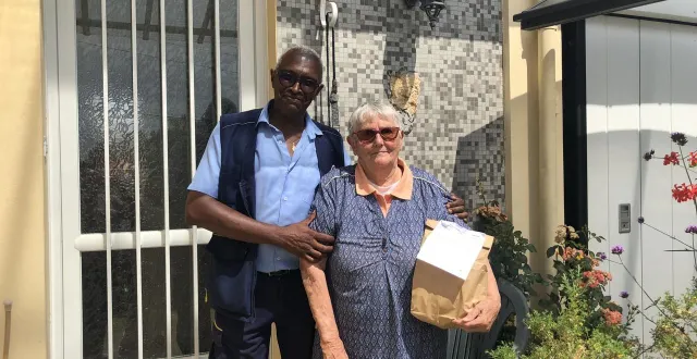 photo  en deux mois, irène et mathieu se sont déjà liés d’amitié. outre le repas, le facteur lui apporte un brin de sérénité.  &copy;  ouest-france 