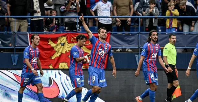 photo  valentin henry (au centre) et ses coéquipiers sont apparus satisfaits et soulagés après la première victoire du sm caen en national contre aubagne, vendredi 8 août 2025.  &copy;  martin roche / ouest-france 