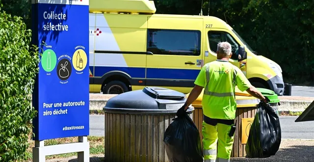 photo  les agents autoroutiers vident les poubelles des aires de repos au moins quatre fois par jour.  &copy;  franck dubray / ouest france 