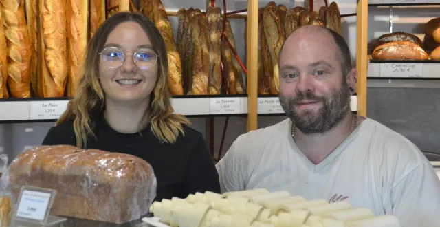 photo  fabrice chadaigne et louise, la vendeuse, devant un plateau de croissants crus, à faire dorer chez soi.  &copy;  le maine libre 