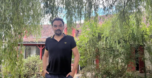 photo  philippe calvario a posé ses valises en 2015 à dollon. en 2024, il a lancé le festival scènes au jardin.  &copy;  ouest-france 