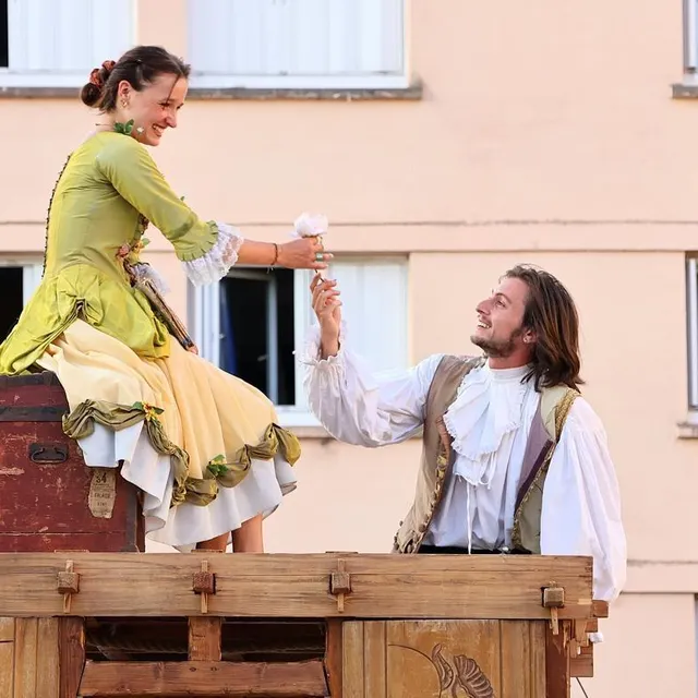 photo le baron de sigognac, alias capitaine fracasse, courtisant la belle isabelle sous les fenêtres des immeubles.  ©  ouest-france