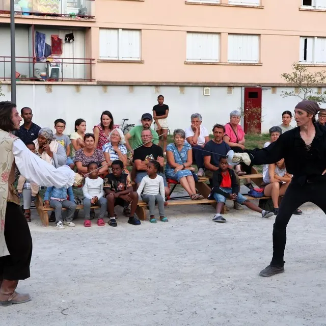 photo la pièce comprend des scènes de combat à l’épée, travaillées avec le maître d’armes sabolien olivier bourreau.  ©  ouest-france