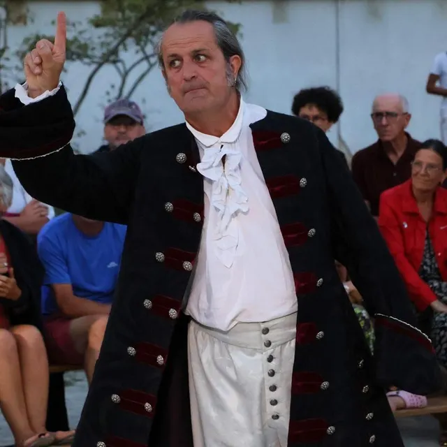 photo nicolas david, l’emblématique metteur en scène de la houlala compagnie, fait plusieurs apparitions dans la pièce.  ©  ouest-france