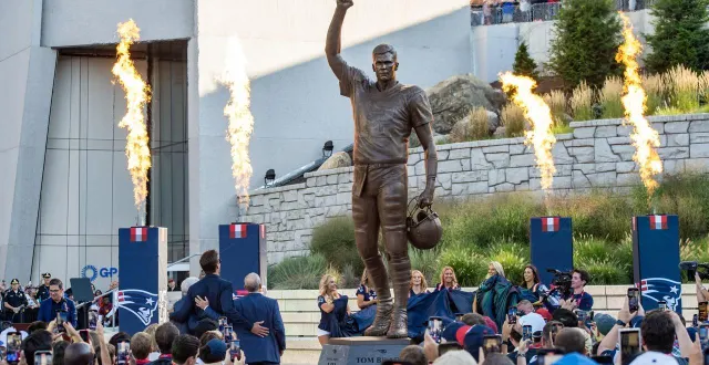 photo  la statue de tom brady devant le gillette stadium à foxborough des patriots.  ©  joseph prezioso / afp 