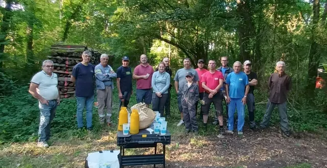 photo  nous avons effectué avec les bénévoles les derniers travaux du parcours. le chemin est tracé dans sous les arbres, il fera 6,5 km.  &copy;  ouest-france 
