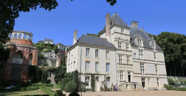 photo  le château de poncé et la terrasse caroline, fausses ruines gothiques, constituent un ensemble architectural captivant. le parc, au pied du coteau, vaut à lui seul la visite, avec sa collection d’arbres séculaires.  &copy;  ouest-france 
