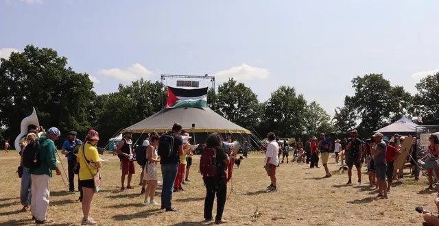photo  au milieu de l’après-midi, la fanfare du perche a entonné des morceaux festifs, entrecoupés de prises de parole militantes.  &copy;  ouest-france 
