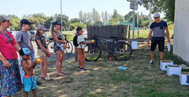 photo  avec philippe, bénévole, ce groupe tente de répondre aux énigmes basées sur le recyclage des déchets.  &copy;  le maine libre 