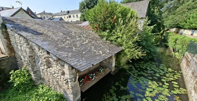 photo  cette promenade paisible, au bord d’un ruisseau, longe une série de lavoirs à longué-jumelles.  &copy;  le courrier de l’ouest 