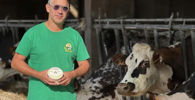 photo  jocelin planche a rejoint le gaec bio avenir en février dernier, il remplace le fondateur, bruno briffaut.  &copy;  yanne boloh 