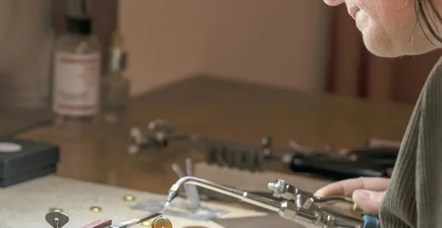 photo  clélia chotard fabrique à la main chacun de ses bijoux.  &copy;  maison mouton noir 