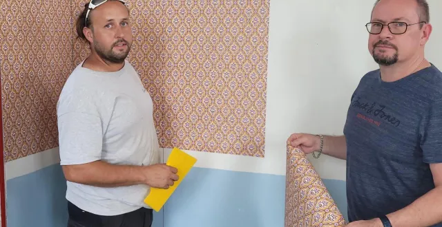 photo  alban triboté et frédéric payraudeau ont terminé les décors que la troupe va découvrir à la rentrée.  &copy;  le maine libre 